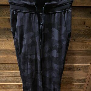 Lululemon Mid rise jogger. Camo. Size 2